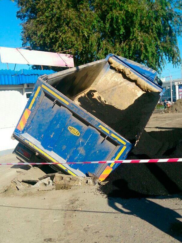 Самосвал MAN провалился в теплотрассу