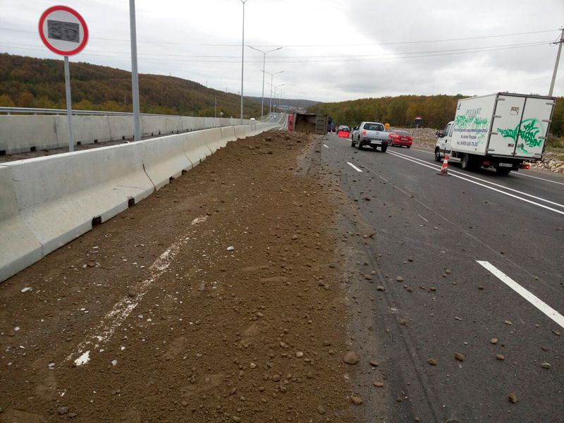 Самосвал перевернулся