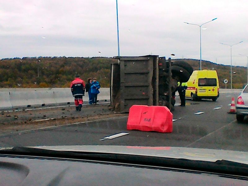 Самосвал перевернулся