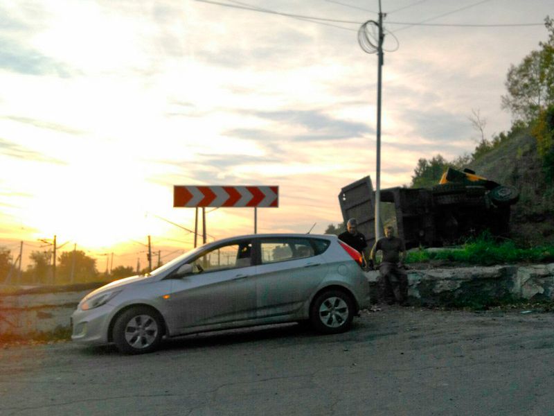 Самосвал перевернулся возле планетария