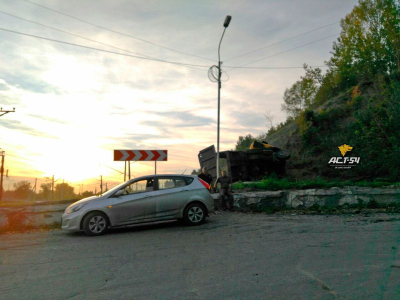 Самосвал перевернулся возле планетария