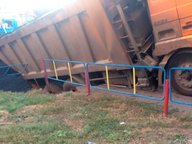 Самосвал провалился под асфальт