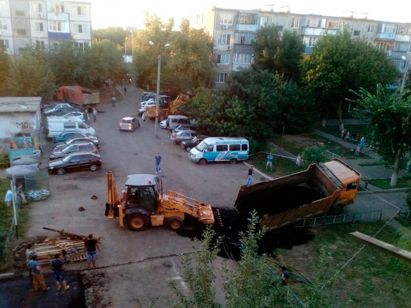 Самосвал провалился под асфальт