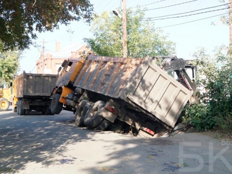 Самосвал провалился под землю