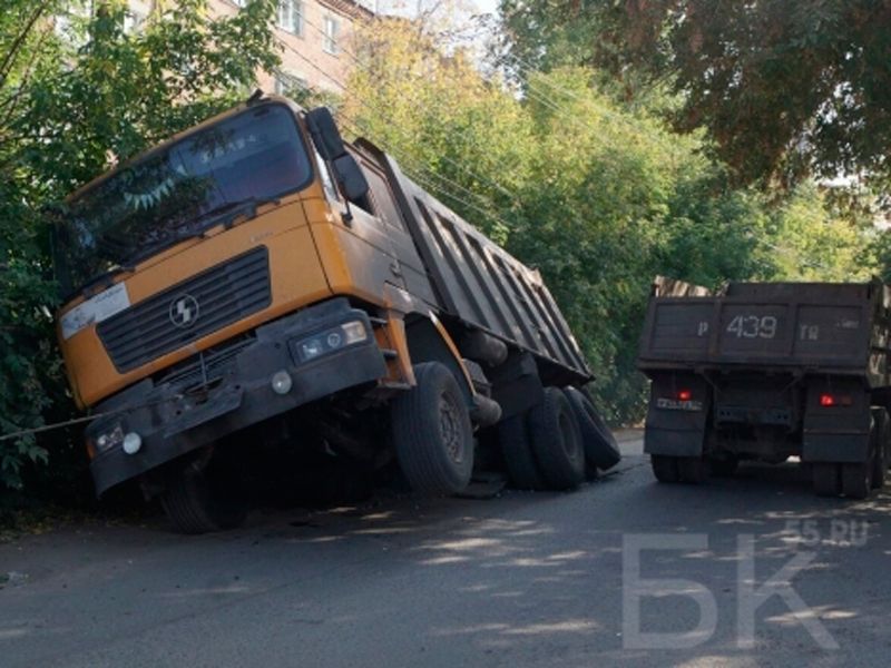Самосвал провалился под землю