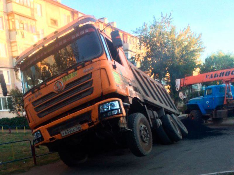 Самосвал провалился под асфальт