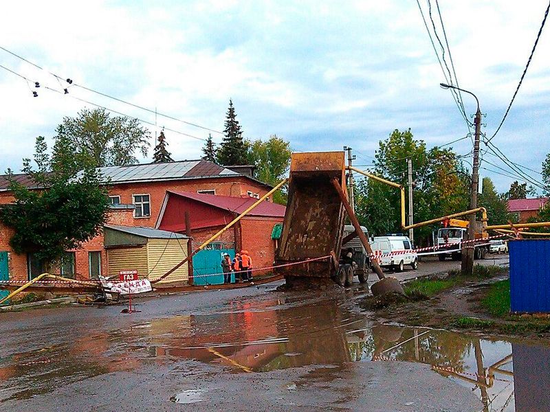 Самосвал снес столб и газовую трубу