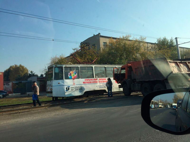 Самосвал въехал в трамвай