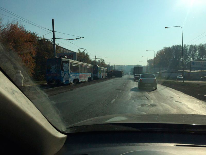 Самосвал въехал в трамвай