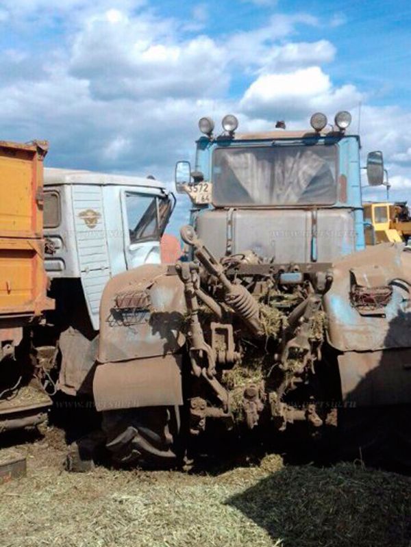 Самосвал врезался в трактор
