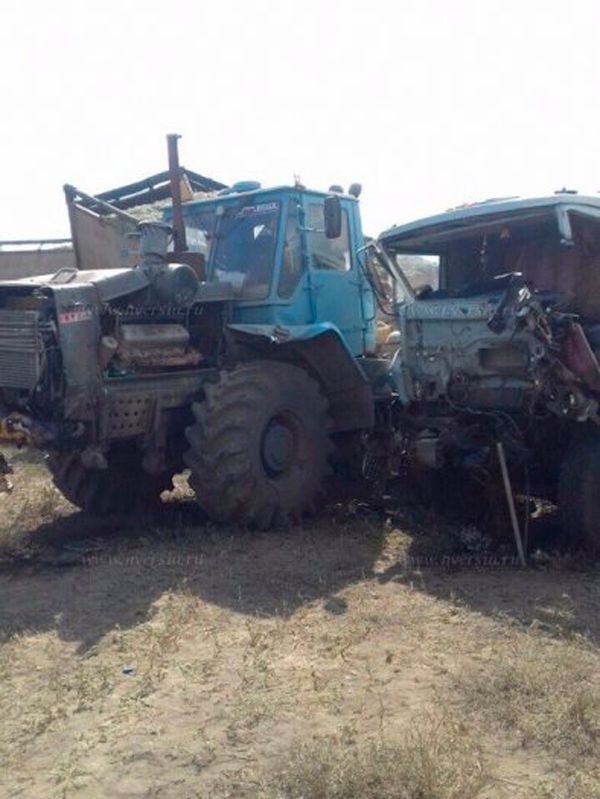 Самосвал врезался в трактор