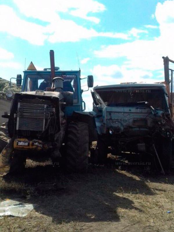 Самосвал врезался в трактор