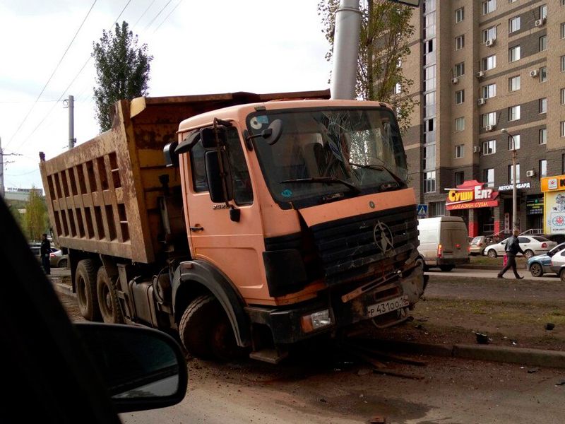 Самосвал врезался в дорожный знак