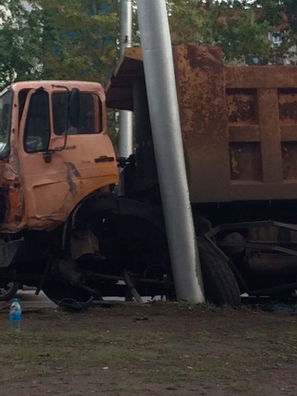 Самосвал врезался в дорожный знак