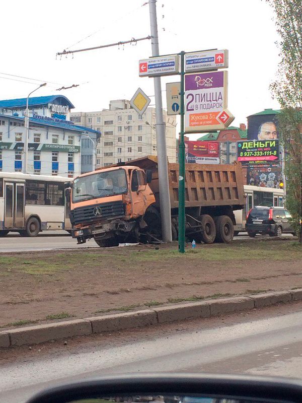 Самосвал врезался в дорожный знак