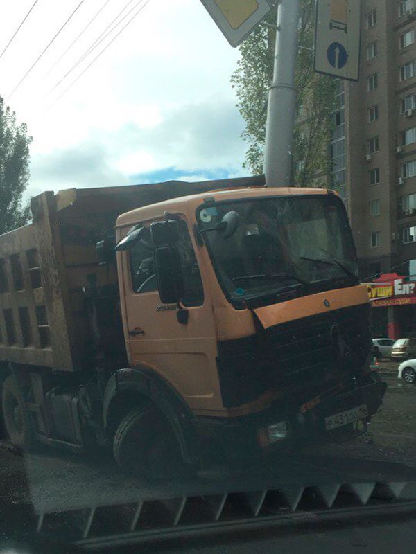 Самосвал врезался в дорожный знак