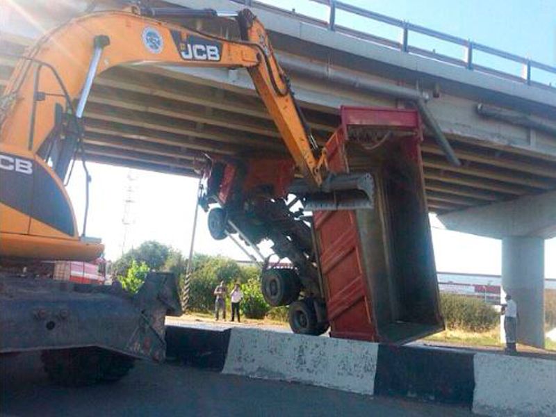 Самосвал зацепил мост