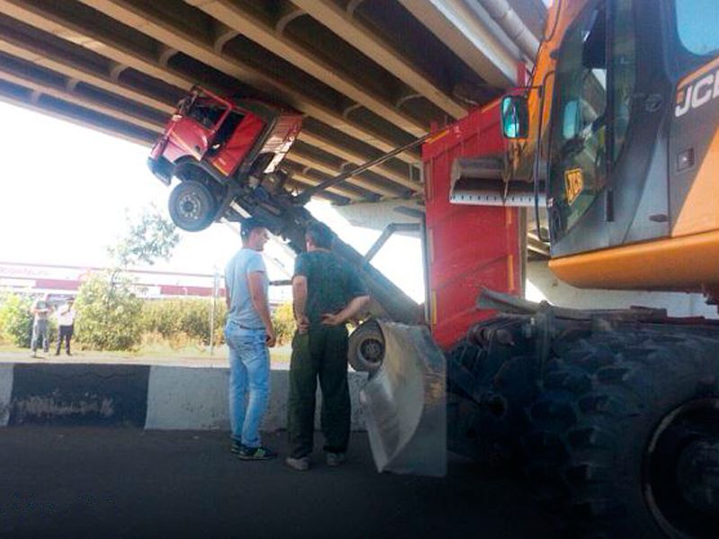 Самосвал зацепил мост