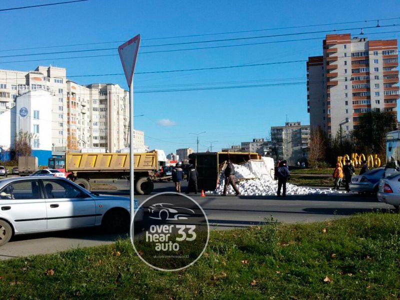 Самосвал упал рассыпал кирпич