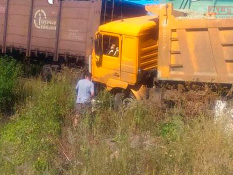 Товарняк на путях ждал своего часа ...