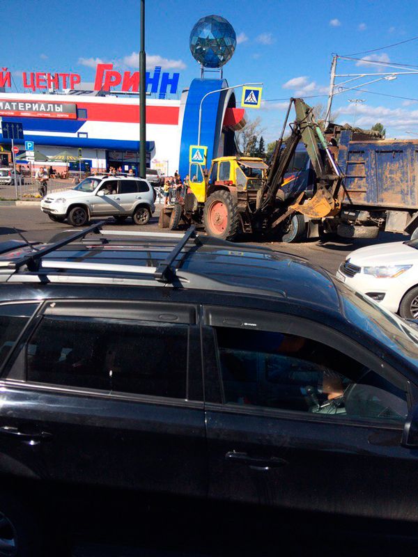 Трактор подрезал самосвал