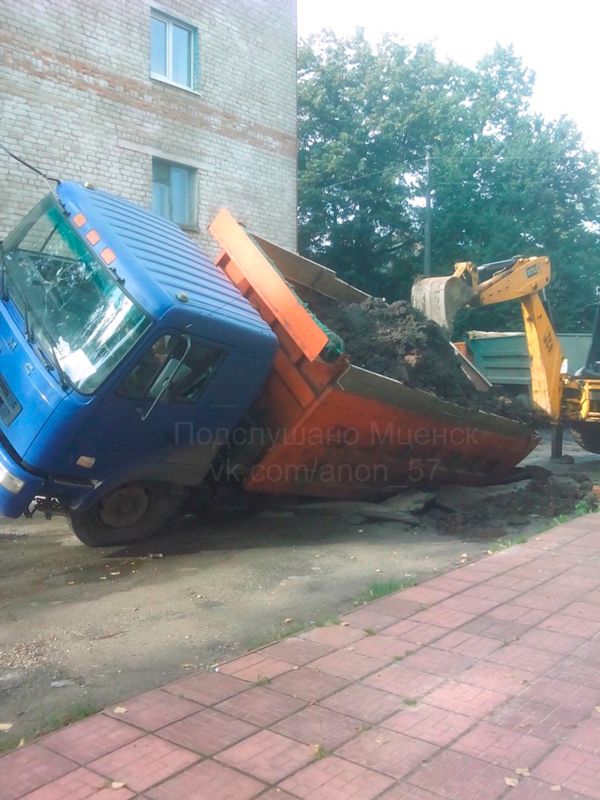 В Мценске китаец провалился под землю
