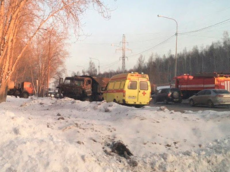 В Тюмени столкнулись два КАМАЗа