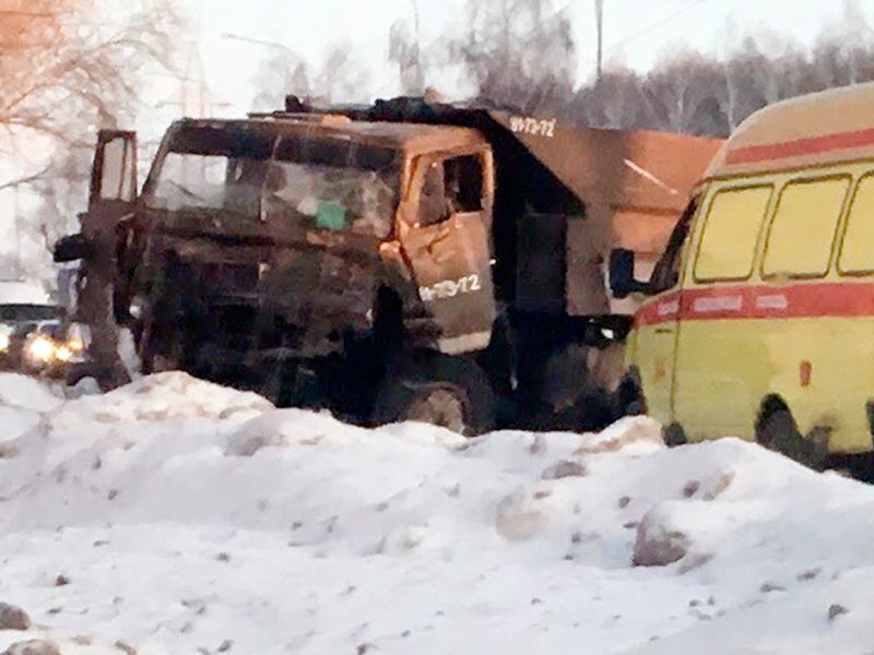 В Тюмени столкнулись два КАМАЗа
