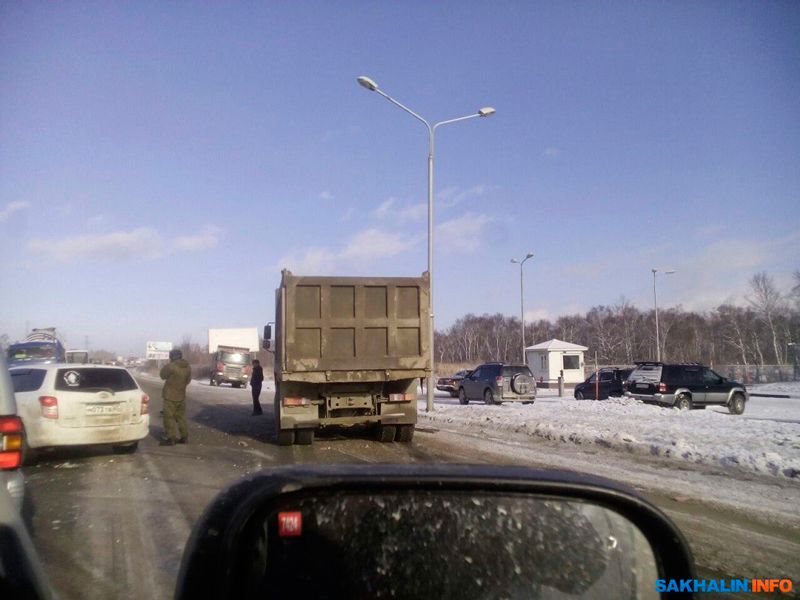 В Южно-Сахалинске ДТП с участием самосвала и легковушки