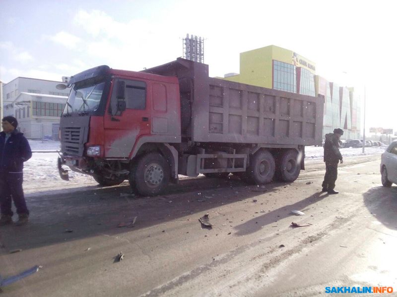 В Южно-Сахалинске ДТП с участием самосвала и легковушки