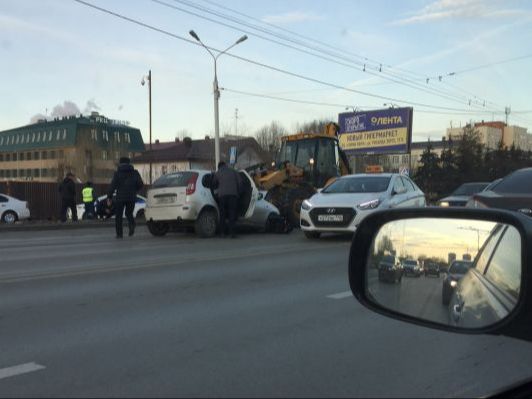 Водитель Лады вылетел навстречу трактору