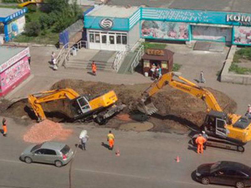 Водой размыло грунт под тонким асфальтом ...