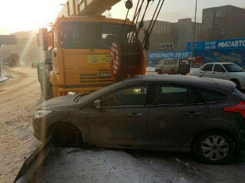 Вылетела на встречную полосу и подрезала автокран