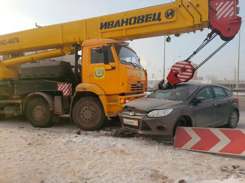 Вылетела на встречную полосу и подрезала автокран