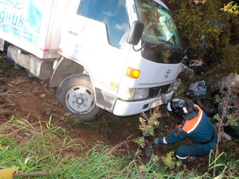 Вытащили грузовик из канавы