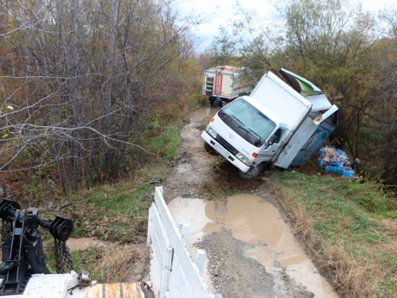 Вытащили грузовик из канавы