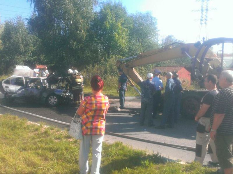 Экскаватор медленно ехал по своей полосе...