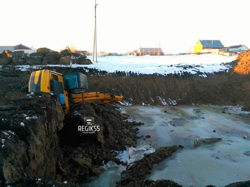 Экскавтор свалился в котлован