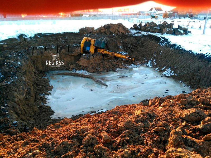 Экскавтор свалился в котлован