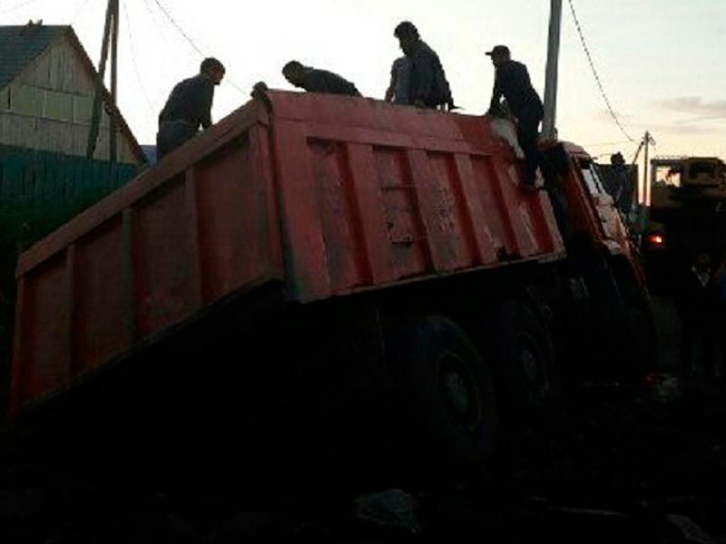 Застрял КАМАЗ в цыганском поселке