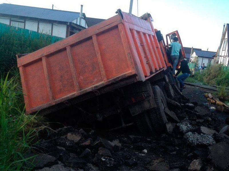 Застрял КАМАЗ в цыганском поселке