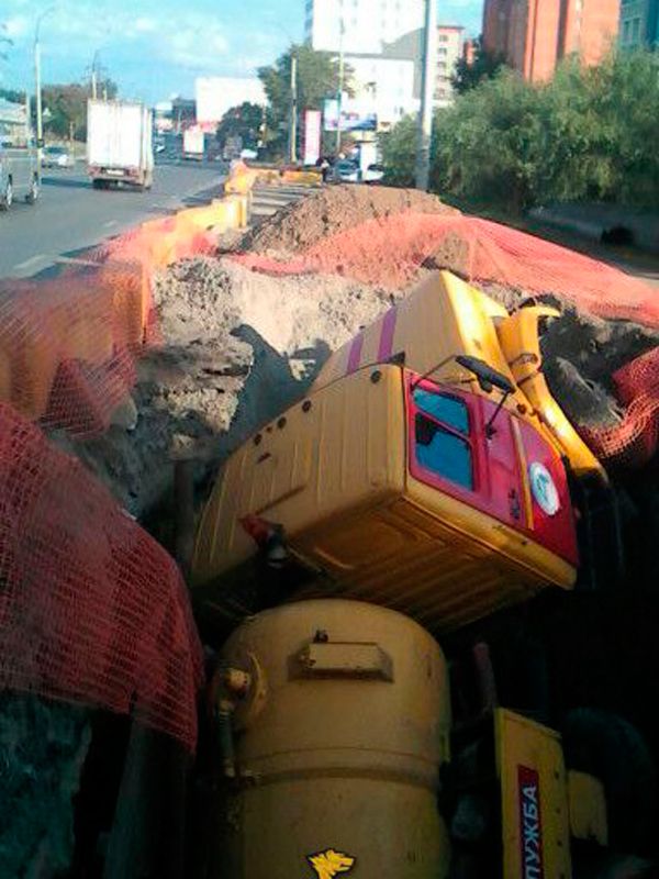 Зил попал в яму