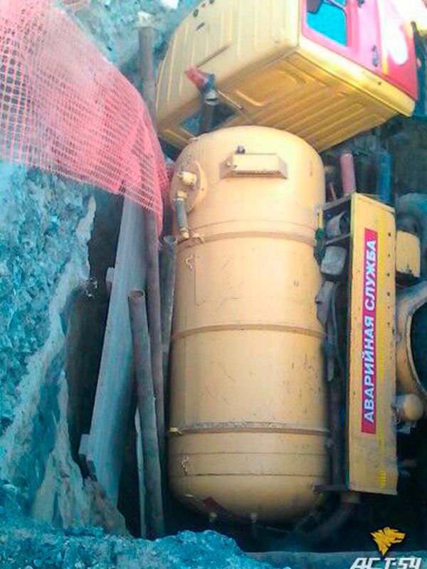 Зил попал в яму